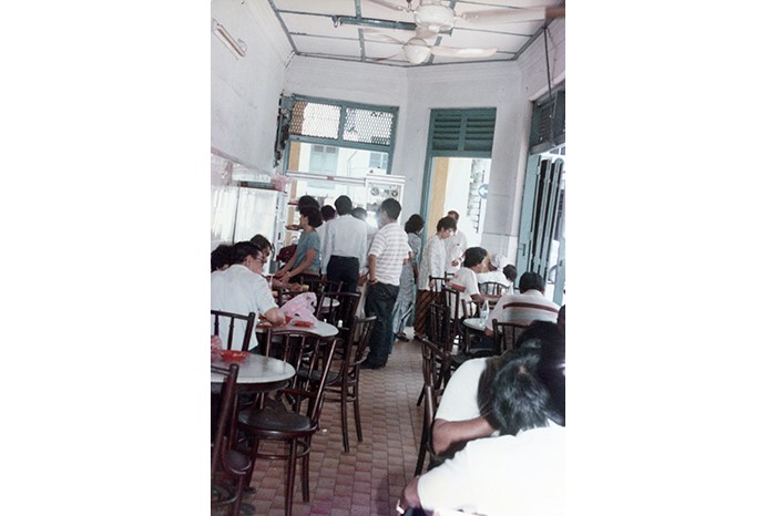 Gambar ini menunjukkan hiasan dalam Warong Nasi Pariaman sebelum restoran diubah elok pada tahun 1980-an.